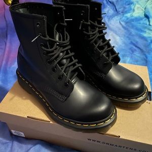 1460 SMOOTH LEATHER LACE UP BOOTS